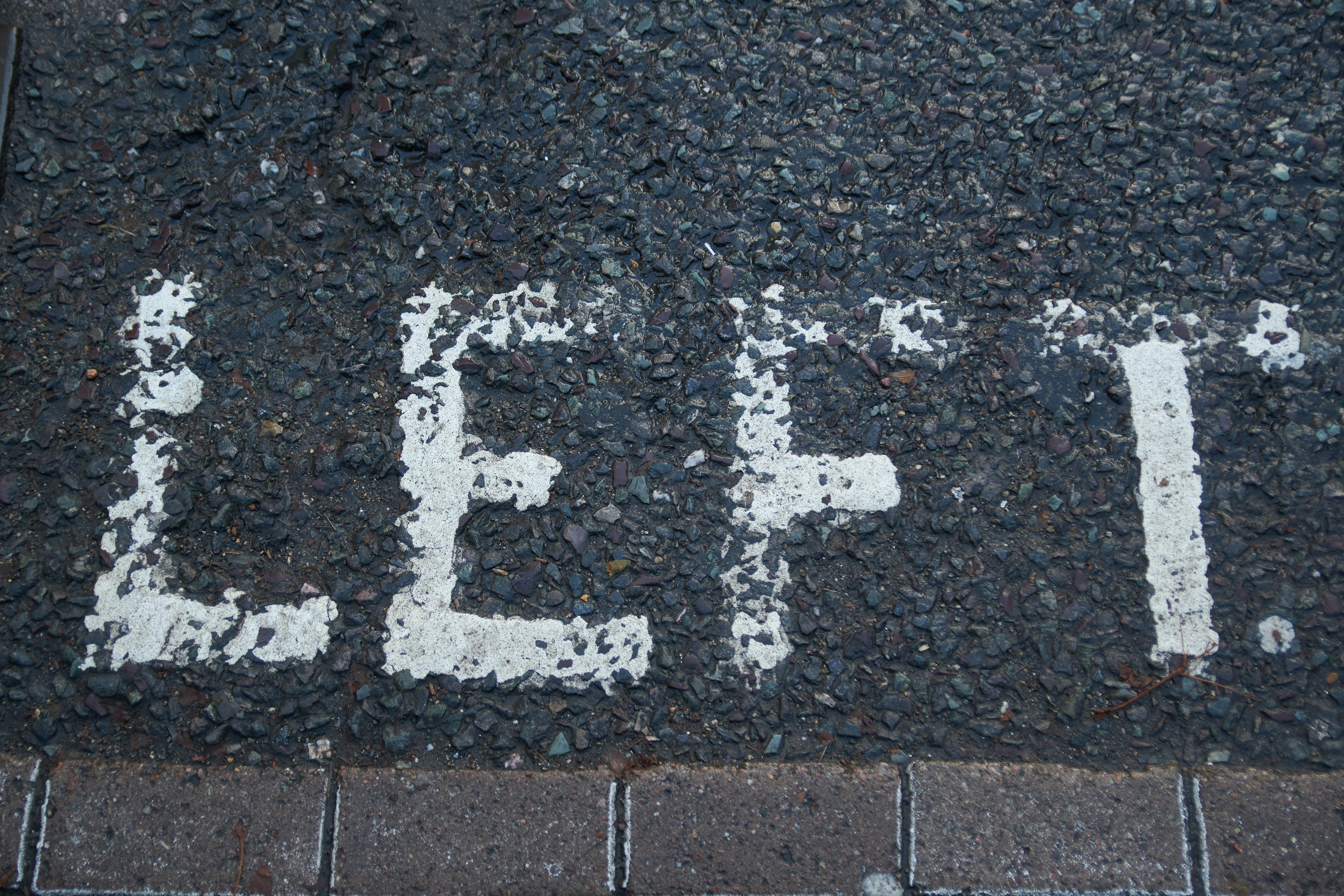 Left marqué sur le sol