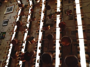 Le bistrot "Les Casseroles Lilloises" avec des casseroles au mur en cuivre.