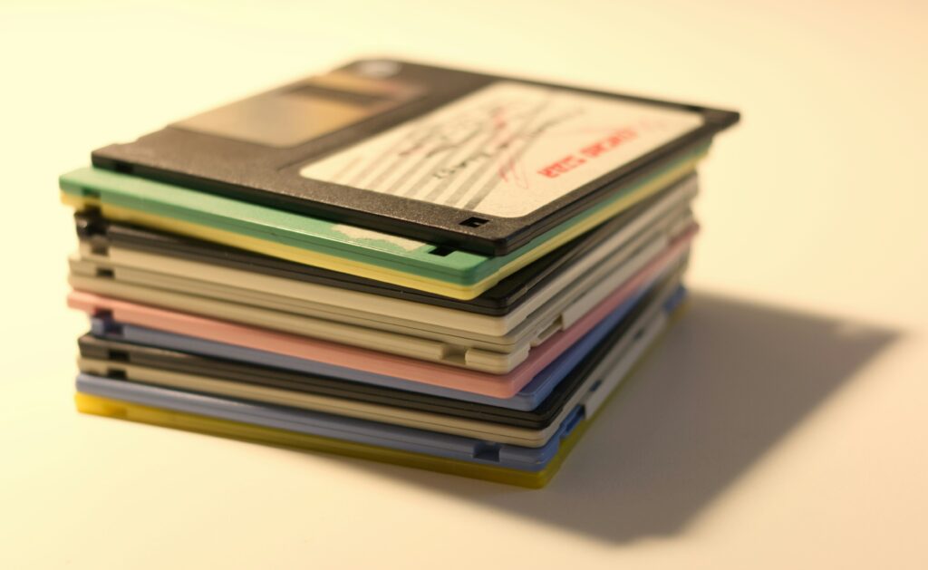 Un serveur représenté par des disquettes (LT014)
