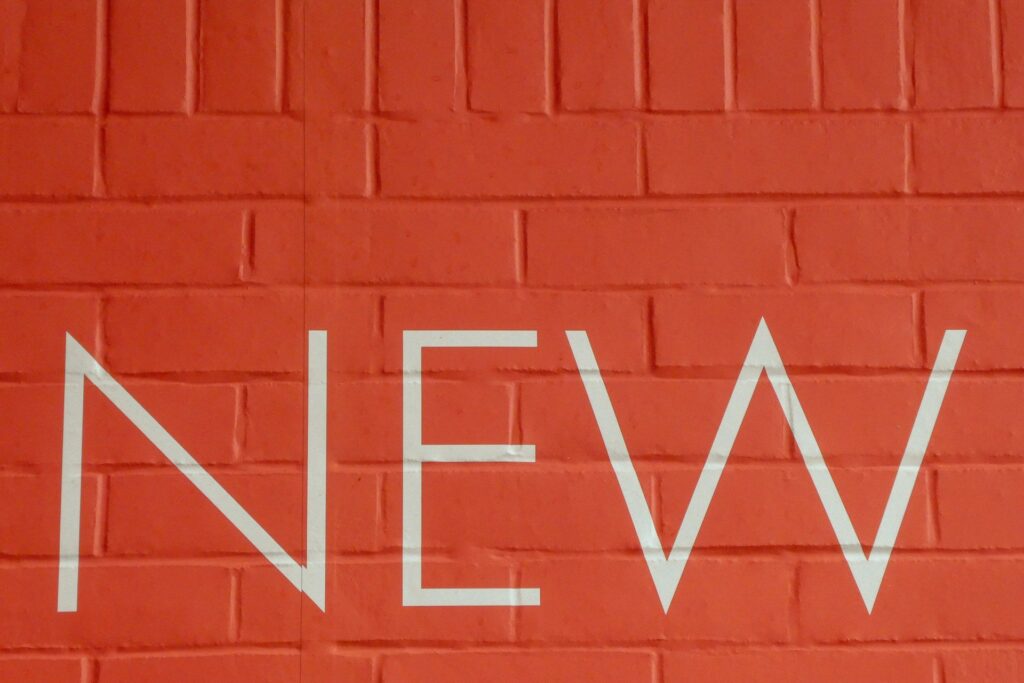 Un mur avec marqué "New"